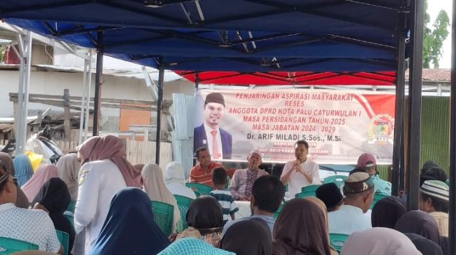 Hari kedua dari pelaksanaan Reses, Anggota DPRD Kota Palu Dr Arif Miladi, menyerap berbagai aspirasi dari warga kelurahan, bertempat di sekitar jalan Kedondong kelurahan Donggala Kodi, kecamatan Palu Barat, kota Palu, Rabu (16/4/2025) sore.