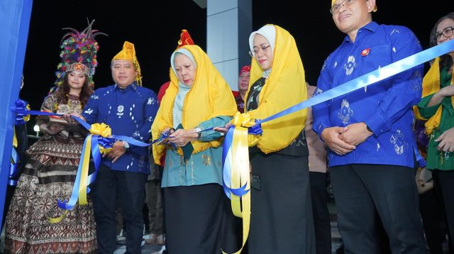 Wakil Gubernur Sulawesi Tengah, dr. Reny A. Lamadjido secara resmi membuka acara puncak Semarak Sulteng Nambaso 2025, Sabtu malam (19/4/2025), dalam rangka memperingati Hari Ulang Tahun (HUT) ke-61 Provinsi Sulawesi Tengah.