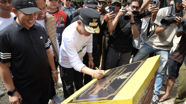 Penandatanganan prasasti oleh Gubernur dan jajaran pemerintah daerah menjadi penanda resmi dimulainya pengembangan wisata alam di kawasan ini.