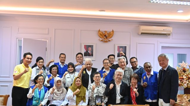 Wakil Gubernur Sulawesi Tengah dr. Reny A. Lamadjido, Sp.PK, M.Kes, diruang kerjanya saat menerima audience Ketua Komite Layanan Internasional RID2650 Rotary Club Kyoto Selatan Mr. Atsushi Urashima beserta rombongan, pada Rabu (23/4/2025).