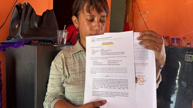 Istrinya alamrhum, Selvianti saat menunjukan surat kuasa yang diberikan kepada LBH Pers untuk mendampingi proses hukum terhadap dugaan pidana terhadap suaminya. FOTO: IST