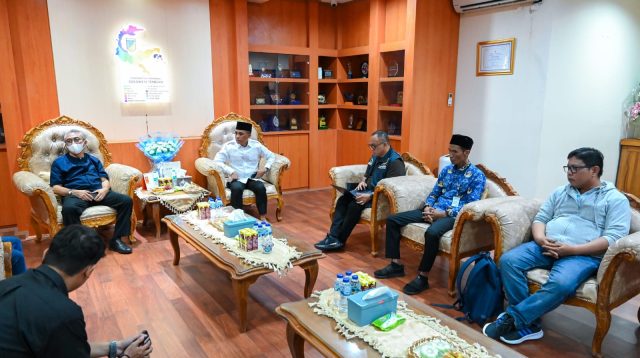 Gubernur Sulawesi Tengah Dr. H. Anwar Hafid, M.Si, menerima audiensi perwakilan Federasi Nasional Pembela Buruh Indonesia (FNPBI) Sulawesi Tengah, Rizal, di ruang kerjanya, Jumat, (25/4/2025).