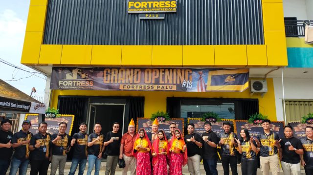 CEO PT JBS Perkasa, Joni Efendi, didampingi NSM, Hens Sumarau, Kepala Cabang Fortress di Kota Palu, Richard Alfons, bersama seluruh Karyawan, saat menggelar foto bersama di depan kantor Cabang Palu, beralamat di jalan I Gusti Ngurah Rai, Kota Palu. FOTO: Mohammad Rizal/Filesulawesi.com