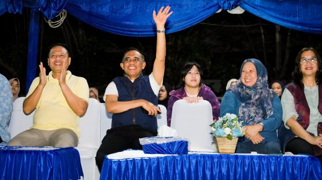 puluhan ribu warga memadati Lapangan Imanuel Palu untuk mengikuti kemeriahan yang dihadiri langsung oleh Gubernur Sulawesi Tengah, Anwar Hafid, dan Wakil Gubernur dr. Reny A. Lamadjido.