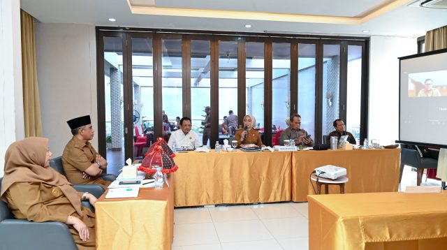 Gubernur Sulawesi Tengah, Dr. H. Anwar Hafid, M.Si, bersama Wakil Gubernur dr. Reny A. Lamadjido, Sp.PK, M.Kes, turun langsung memimpin sesi wawancara peserta dalam uji kompetensi dan evaluasi kinerja Pejabat Pimpinan Tinggi Pratama Provinsi Sulawesi Tengah, Senin (28/4/2025).