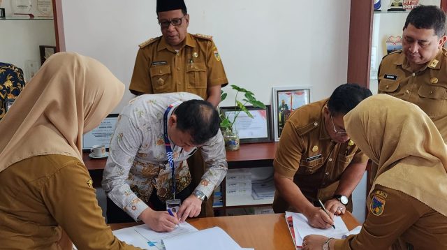 Kesepakatan ini ditandai dengan penandatanganan perjanjian antara Kepala Biro Kesejahteraan Rakyat (Kesra) Drs. Awaludin, MM dan Chief Executive Officer (CEO) Sriwijaya Air, Freeman Fang, di ruang kerja Asisten Pemerintahan dan Kesra, pada Senin (28/4/2025).