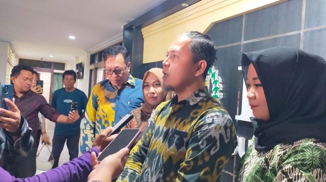 Ketua Tim Kuasa Hukum Vebry Tri Haryadi, saat memberikan keterangan resmi kepada sejumlah awak media. FOTO: Mohammad Rizal/Filesulawesi.com