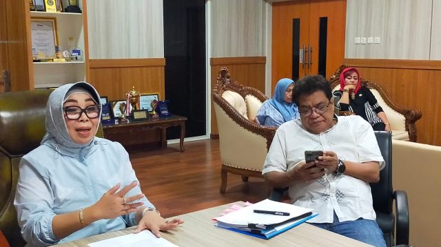 Kepala Dinas Pendidikan Provinsi Sulawesi Tengah Yudiawati V. Windarrusliana (kiri), didampingi Sekretaris Dinas Pendidikan Asrul (kanan), Kepala Bidang Pembinaan SMK Zulfikar Is Paudi, serta beberapa pejabat tinggi, kepada sejumlah awak media, saat menggelar konferensi pers, di ruang pertemuan Kantor Dinas Pendidikan Sulteng, Jumat (9/5/2025) sore.