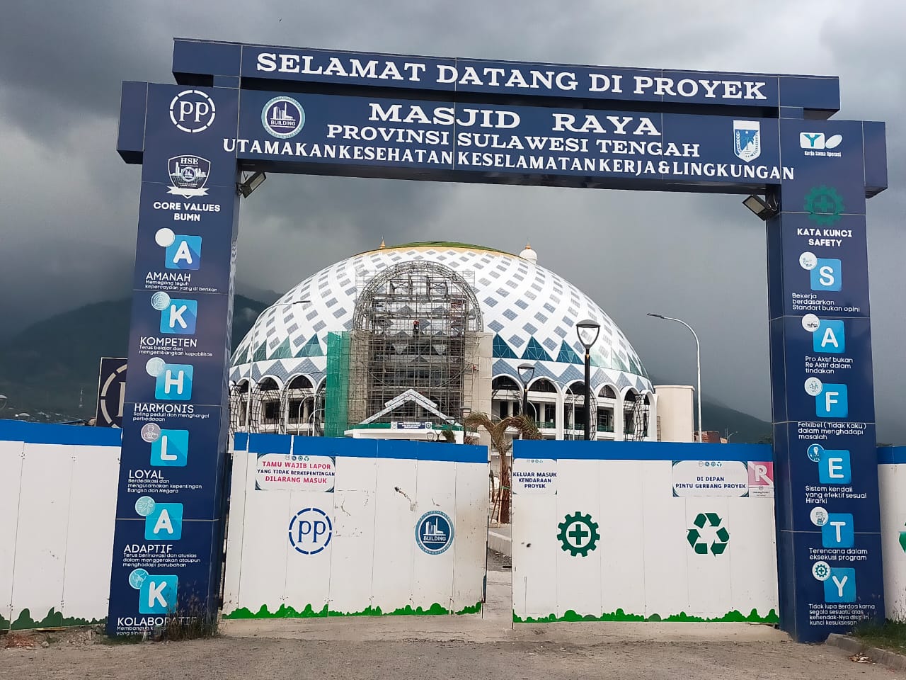 Lokasi proyek pembangunan Masjid Raya Sulawesi Tengah dengan nilai proyek 349.298.000.000, bertempat disekitar jalan WR Supratman, Kota Palu. FOTO: Mohammad Rizal/Filesulawesi.com