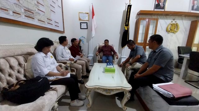 Komisi Nasional Hak Asasi Manusia (Komnas HAM) Perwakilan Sulawesi Tengah mendesak Gubernur Sulawesi Tengah untuk menerbitkan moratorium terhadap perusahaan-perusahaan yang terlibat dalam konflik agraria dengan masyarakat