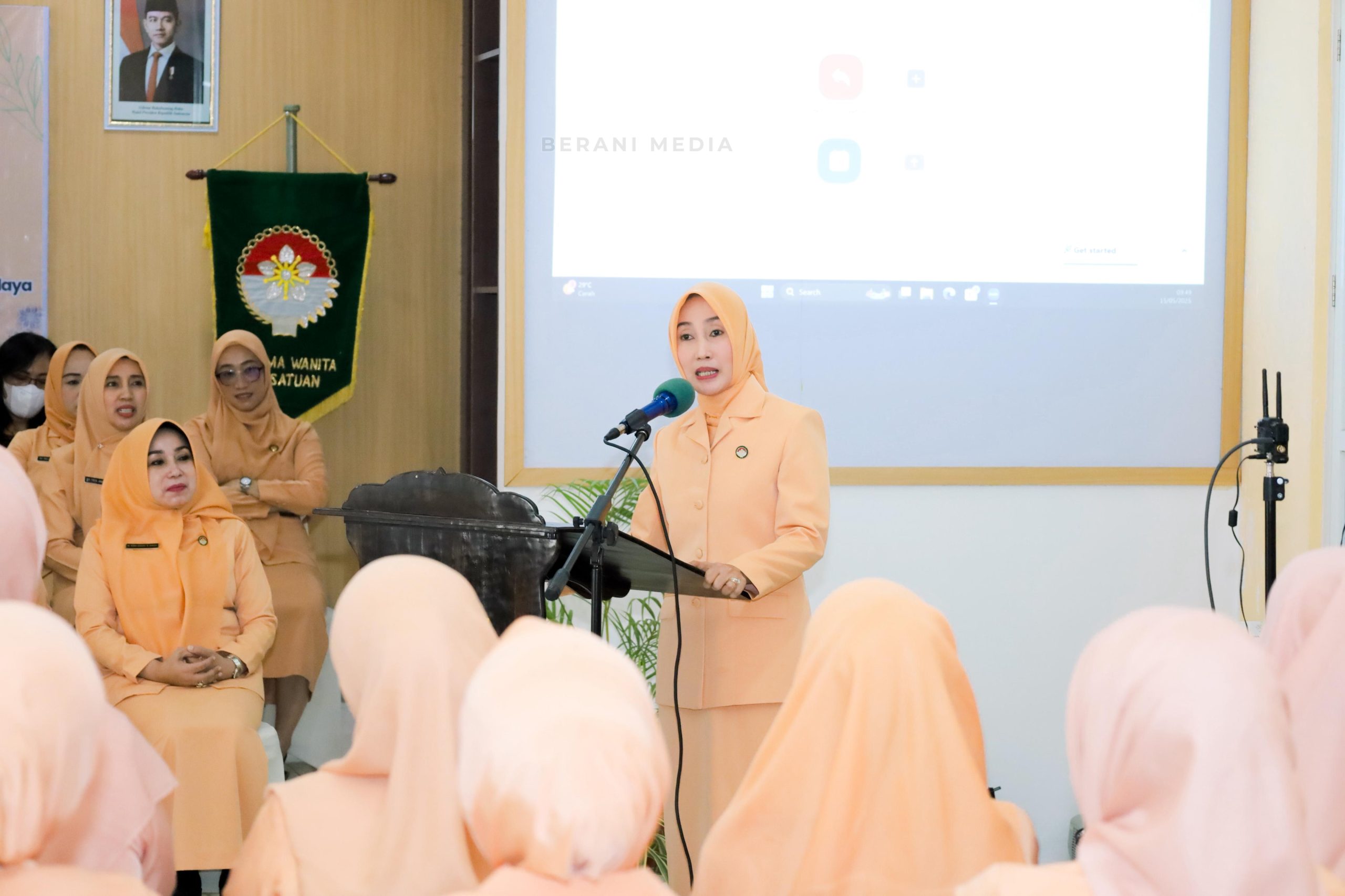 Ketua Tim Penggerak PKK Provinsi Sulawesi Tengah, Sry Nirwanti Bahasoan, secara resmi mengukuhkan Pengurus Dharma Wanita Persatuan (DWP) Provinsi Sulawesi Tengah Masa Bakti 2024–2029