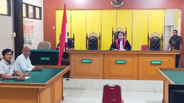 Kuasa Hukum Hendly Mangkali hadir, saat digelarnya Praperadilan kasus Hendly Mangkali, di Pengadilan Negeri Palu. FOTO: Mohammad Rizal/Filesulawesi.com