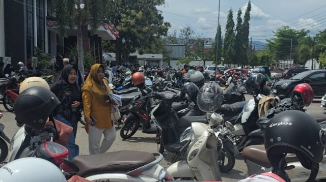 Warga Sulawesi Tengah saat melakukan pembayararan pajak kendaraan