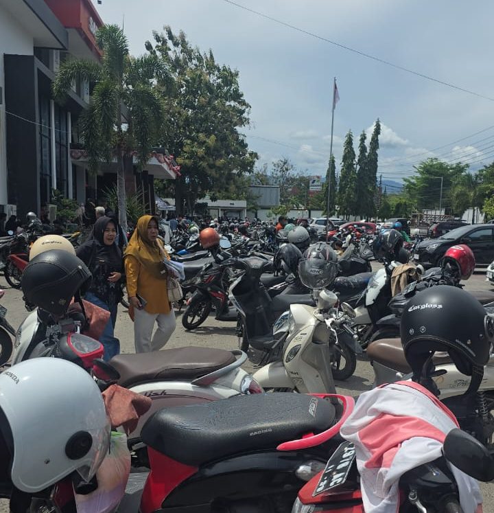Warga Sulawesi Tengah saat melakukan pembayararan pajak kendaraan