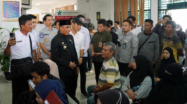 Warga Sulawesi Tengah padati Kantor SAMSAT Palu.