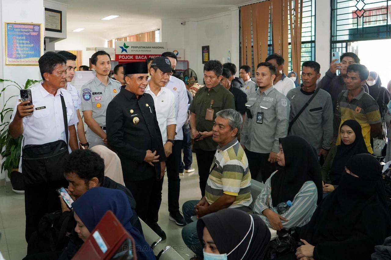 Warga Sulawesi Tengah padati Kantor SAMSAT Palu.