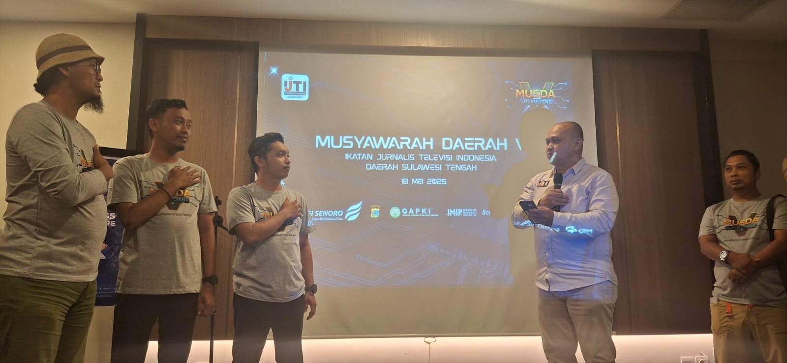 Jurnalis Kompas TV Palu Rolis Muhlis resmi menjadi ketua Ikatan Jurnalis Televisi Indonesia (IJTI) Sulawesi Tengah (Sulteng) periode 2025-2029,menggantikan ketua IJTI Sulteng sebelumnya Hendra.