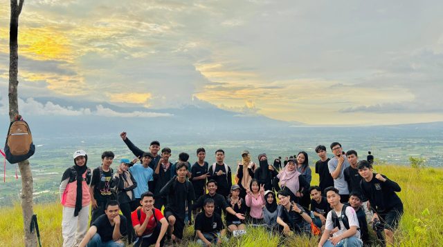 Puluhan Anggota yang tergabung dalam Komunitas Pendaki Tektok Palu melakukan uji nyali pertama kalinya mendaki di Gunung Vulu Higira, Desa Bora, Kecamatan Sigi Biromaru, Kabupaten Sigi, Provinsi Sulawesi Tengah, Minggu (18/5/2025) sore.