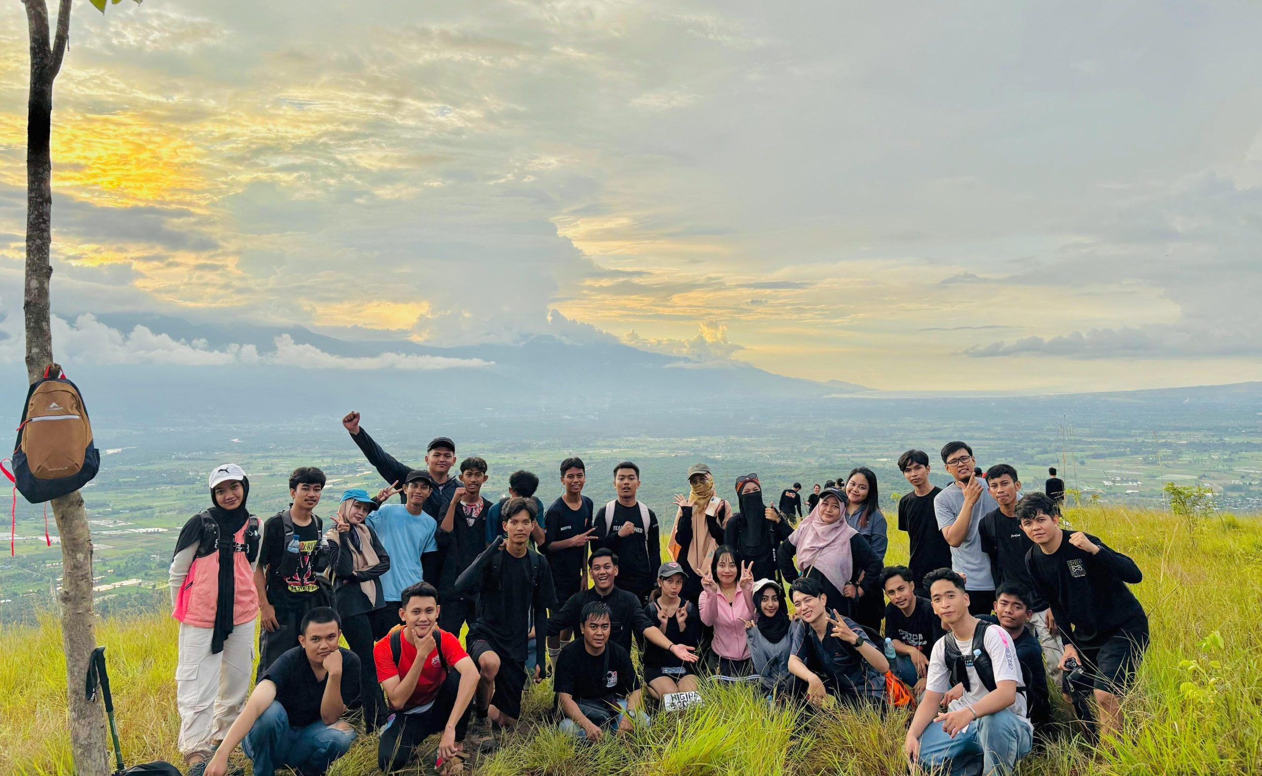 Puluhan Anggota yang tergabung dalam Komunitas Pendaki Tektok Palu melakukan uji nyali pertama kalinya mendaki di Gunung Vulu Higira, Desa Bora, Kecamatan Sigi Biromaru, Kabupaten Sigi, Provinsi Sulawesi Tengah, Minggu (18/5/2025) sore.
