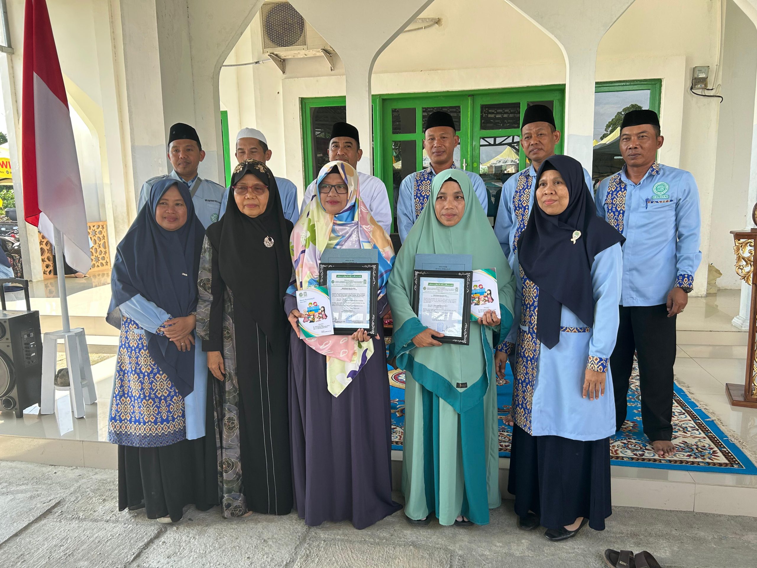 Ketua DPD BKPRMI Kota Palu, Dawud Asroh didampingi pengurus LPPTKA-BKPRMI saat menyerahkan secara simbolis SK kepada salah satu TPA di Kota Palu, beberapa bulan yang lalu. (Foto: Dok. DPD BKPRMI Palu)