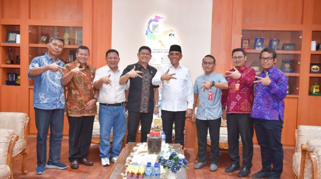 Gubernur Sulawesi Tengah Dr. H. Anwar Hafid, M.Si di ruang kerjanya, saat menerima audiensi Kepala Kantor Wilayah BPN Sulteng, Muh.Tansri, beserta jajaran, pada Jum'at (16/5/2025).