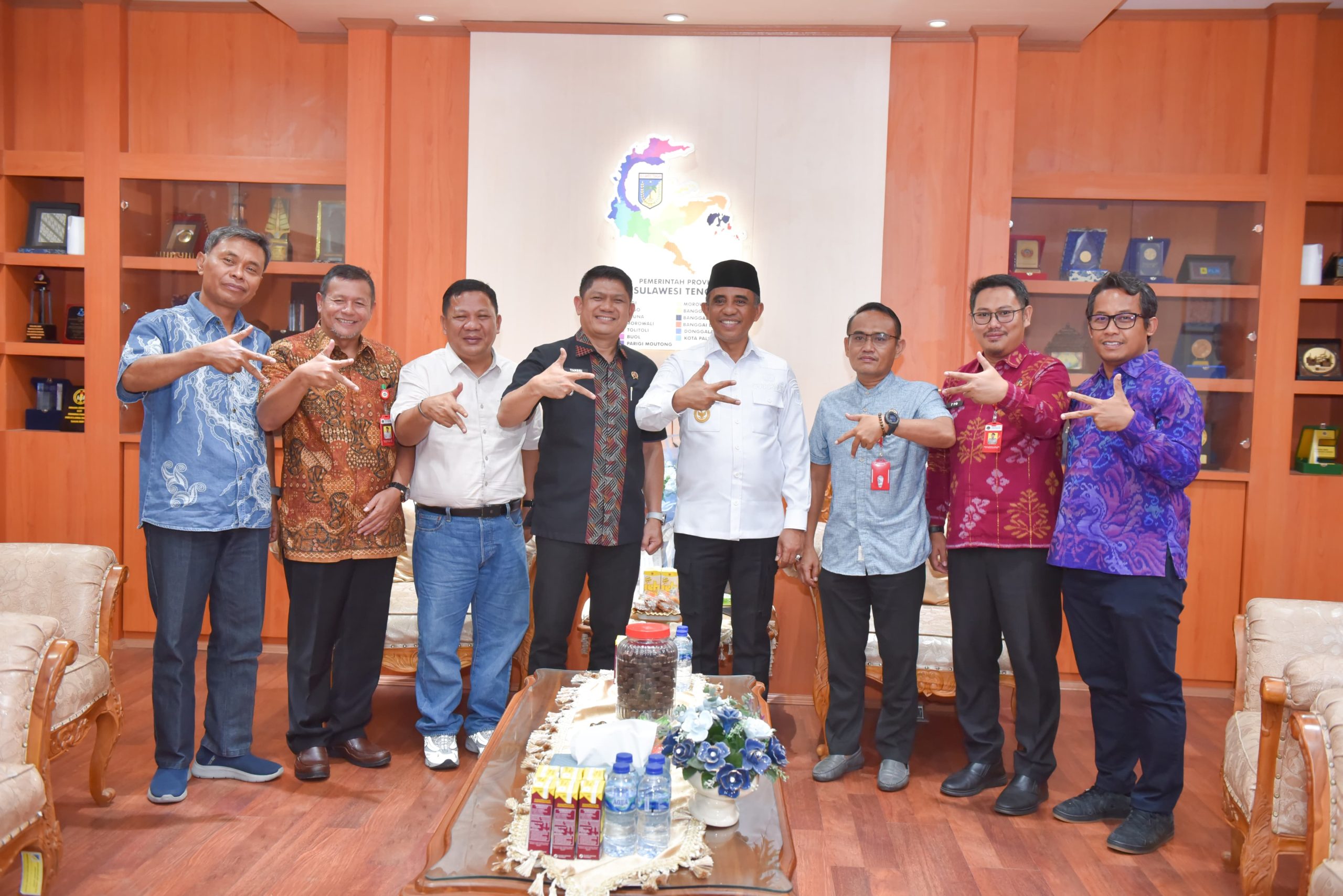 Gubernur Sulawesi Tengah Dr. H. Anwar Hafid, M.Si di ruang kerjanya, saat menerima audiensi Kepala Kantor Wilayah BPN Sulteng, Muh.Tansri, beserta jajaran, pada Jum'at (16/5/2025).