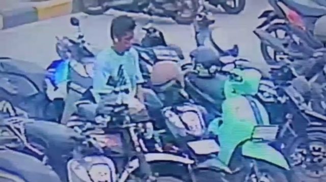 rekaman CCTV milik PGM, terlihat seorang pria mengenakan baju hijau dan menggunakan headset duduk di atas motor korban selama beberapa menit