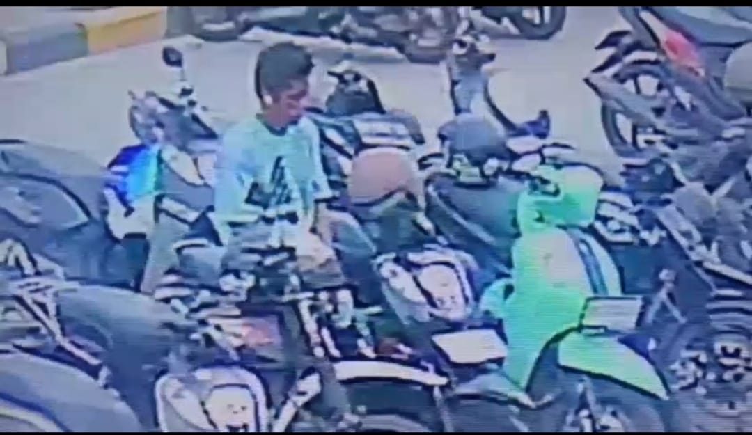 rekaman CCTV milik PGM, terlihat seorang pria mengenakan baju hijau dan menggunakan headset duduk di atas motor korban selama beberapa menit