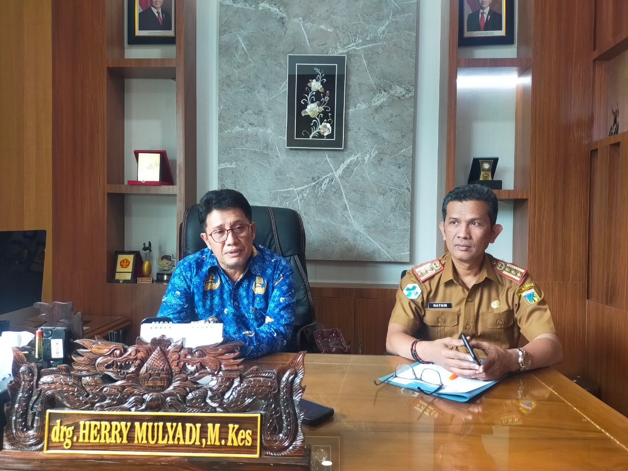 Direktur RSUD Undata Palu drg. Herry Mulyadi, didampingi Wakil Direktur Pelayanan RSUD Undata Palu dr Natsir, mengungkapkan klarifikasi dihadapan sejumlah awak media, di ruangannya, Selasa (20/5/2025) siang.