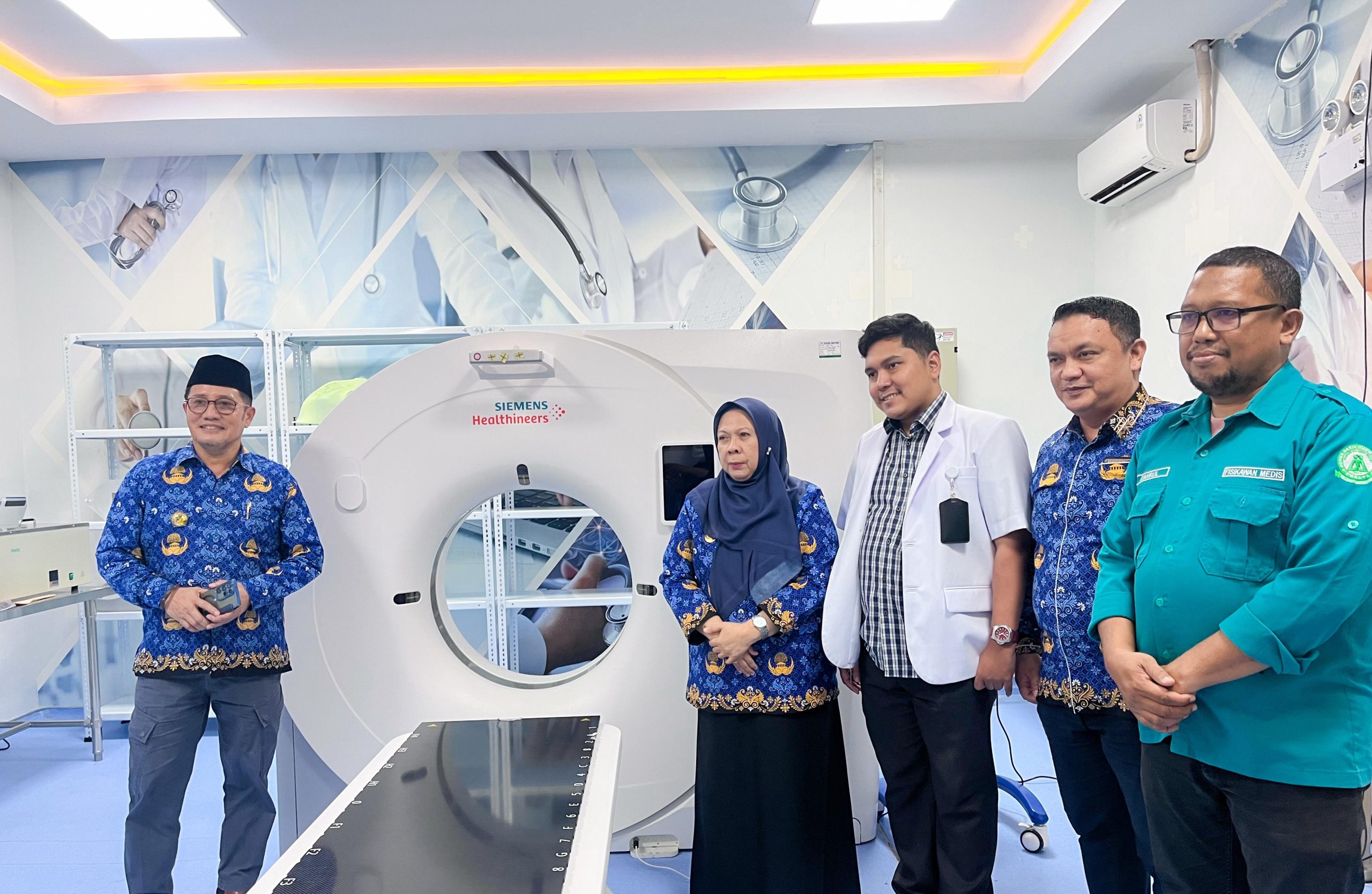 Wakil Gubernur Sulawesi Tengah, dr. Reny A. Lamadjido didampingi Direktur RSUD Undata Palu drg Herry Mulyadi, meninjau langsung kesiapan Gedung Radioterapi di RSUD Undata, Palu, Selasa (20/5/2025), menjelang peresmian yang dijadwalkan berlangsung pada 24 Mei 2025.