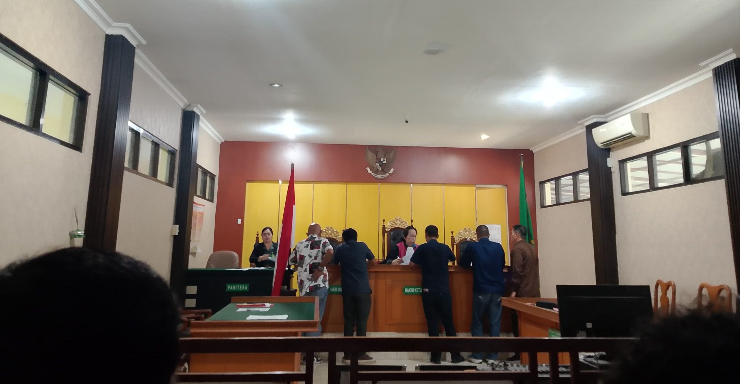 Sidang Praperadilan Hendly Mangkali, di ruang sidang kantor Pengadilan Negeri Palu Kelas IA. FOTO: IST