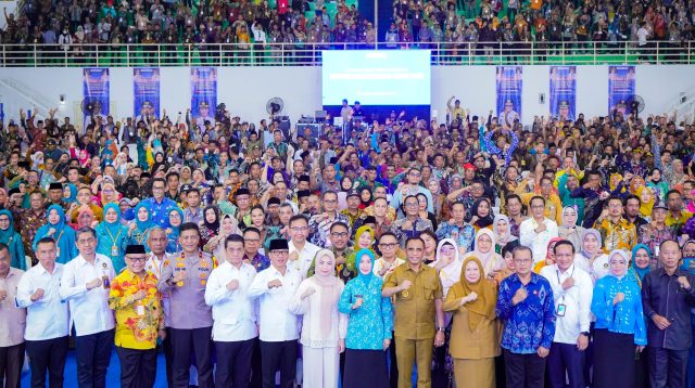 Menteri Desa, Pembangunan Daerah Tertinggal, dan Transmigrasi Republik Indonesia, H. Yandri Susanto, didampingi oleh Wakil Menteri Ir. Ahmad Riza Patria, M.B.A, Gubernur Sulawesi Tengah, H. Anwar Hafid, M.Si di Gedung Gelora Bumi Kaktus (GBK) Palu pada Kamis (22/5/2025).