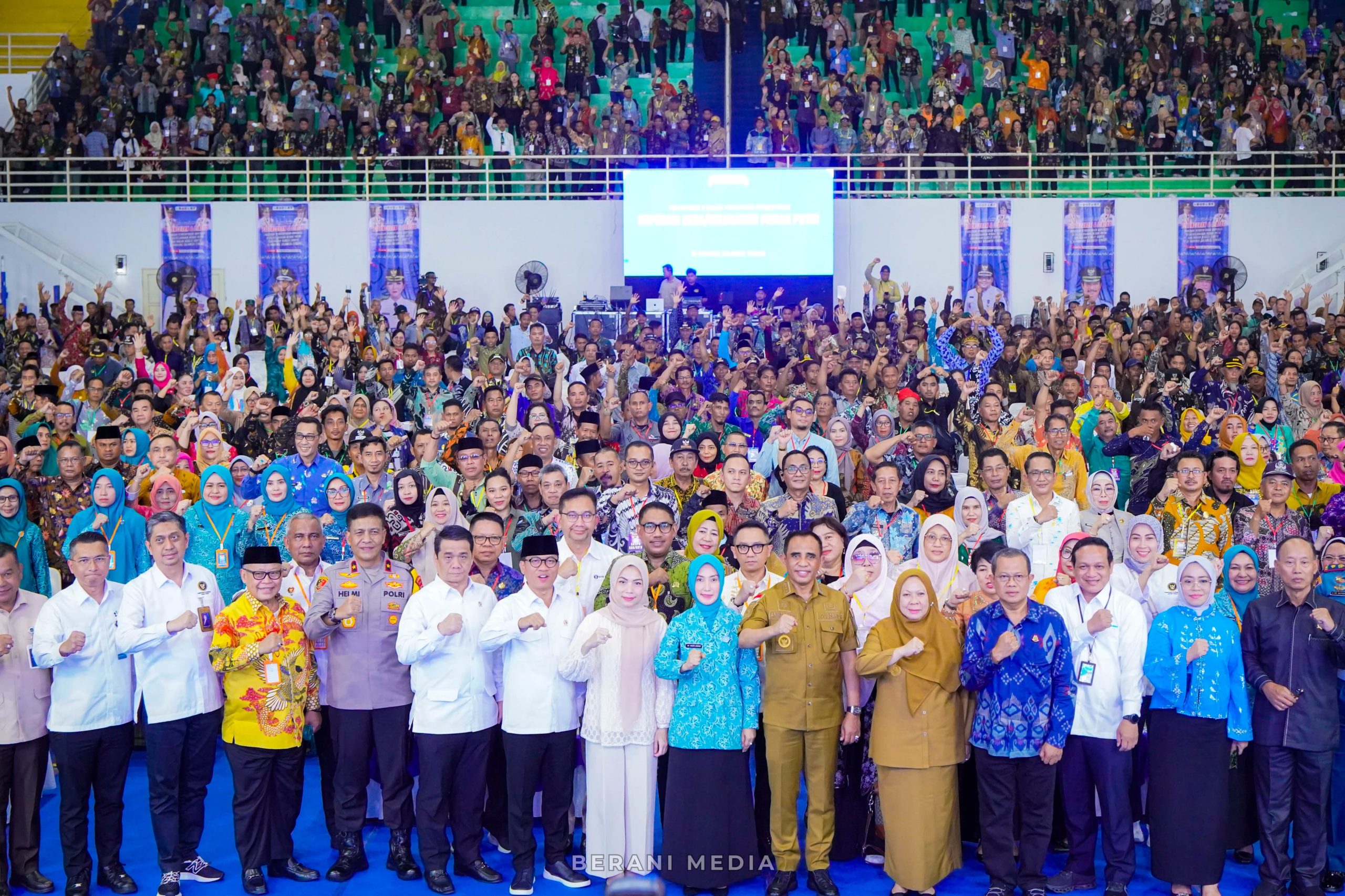 Menteri Desa, Pembangunan Daerah Tertinggal, dan Transmigrasi Republik Indonesia, H. Yandri Susanto, didampingi oleh Wakil Menteri Ir. Ahmad Riza Patria, M.B.A, Gubernur Sulawesi Tengah, H. Anwar Hafid, M.Si di Gedung Gelora Bumi Kaktus (GBK) Palu pada Kamis (22/5/2025).