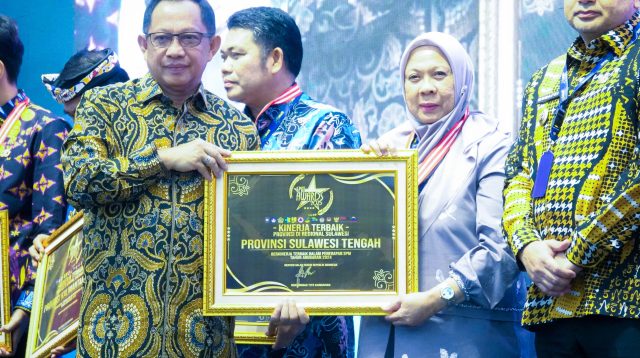 Menteri Dalam Negeri, Tito Karnavian menyerahkan penghargaan kepada Wakil Gubernur Sulawesi Tengah, dr. Reny A. Lamadjido