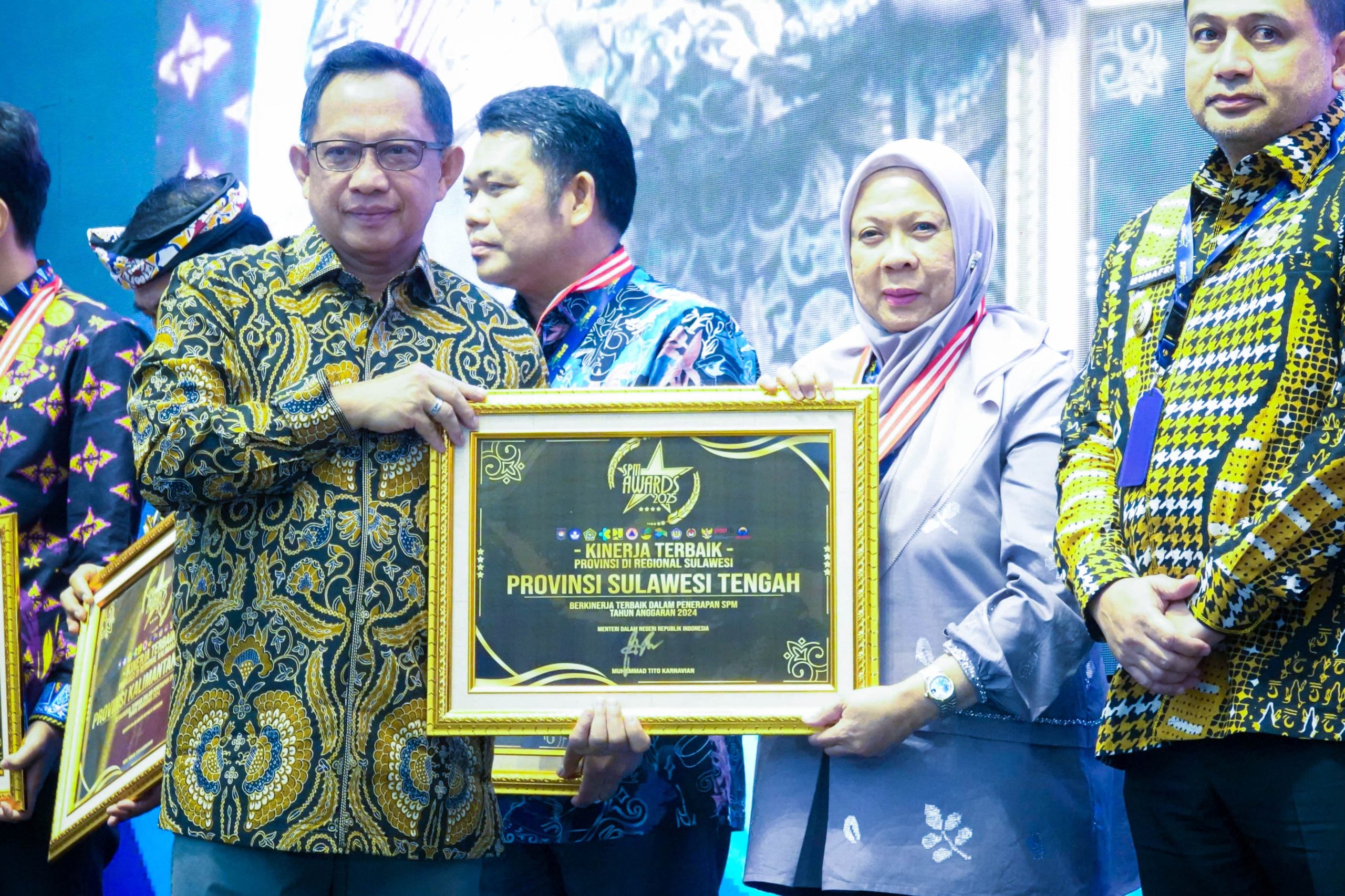 Menteri Dalam Negeri, Tito Karnavian menyerahkan penghargaan kepada Wakil Gubernur Sulawesi Tengah, dr. Reny A. Lamadjido