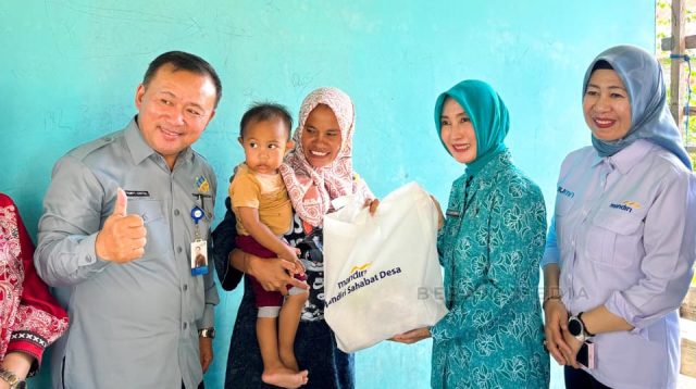 Ketua Tim Penggerak Pemberdayaan dan Kesejahteraan Keluarga (TP-PKK) Provinsi Sulawesi Tengah (Sulteng), Sri Nirwati Bahasoan, secara simbolis serahkan bantuan