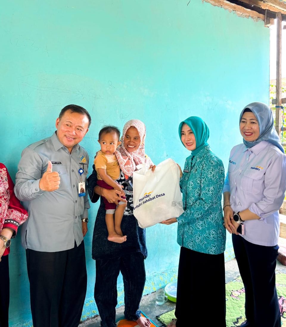 Ketua Tim Penggerak Pemberdayaan dan Kesejahteraan Keluarga (TP-PKK) Provinsi Sulawesi Tengah (Sulteng), Sri Nirwati Bahasoan, secara simbolis serahkan bantuan