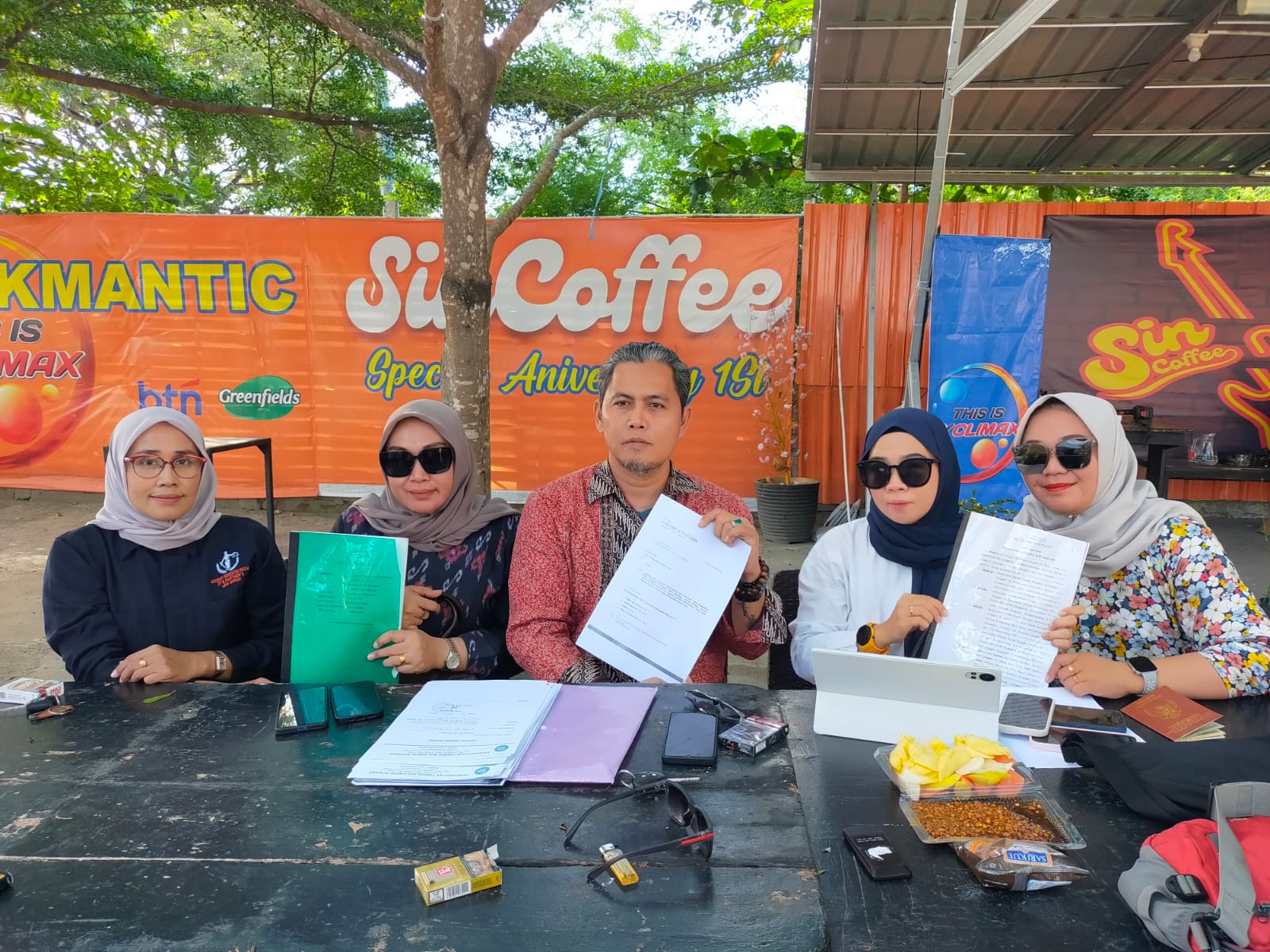 Kuasa Hukum Vebry Tri Hariadi, didampingi Kuasa Hukum lainnya DIAN RAMDANINGSIH A PALAR, SH, MH, VIFKA SARI MASANI, SH, MH, serta TERESIYA SH, kepada sejumlah awak media, saat menggelar Konferensi Pers di salah satu tempat Warkop di Kota Palu, jalan Martadinata, kelurahan Tondo, Jumat (23/5/2025) pukul 15.00 Wita sore.