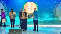 Gubernur Sulawesi Tengah diwakili Kepala Badan Kesatuan Bangsa dan Politik Drs. Arfan, M.Si, yang menerima penghargaan dari Direktur KNEKS di Sasono Mulyo Ballroom
