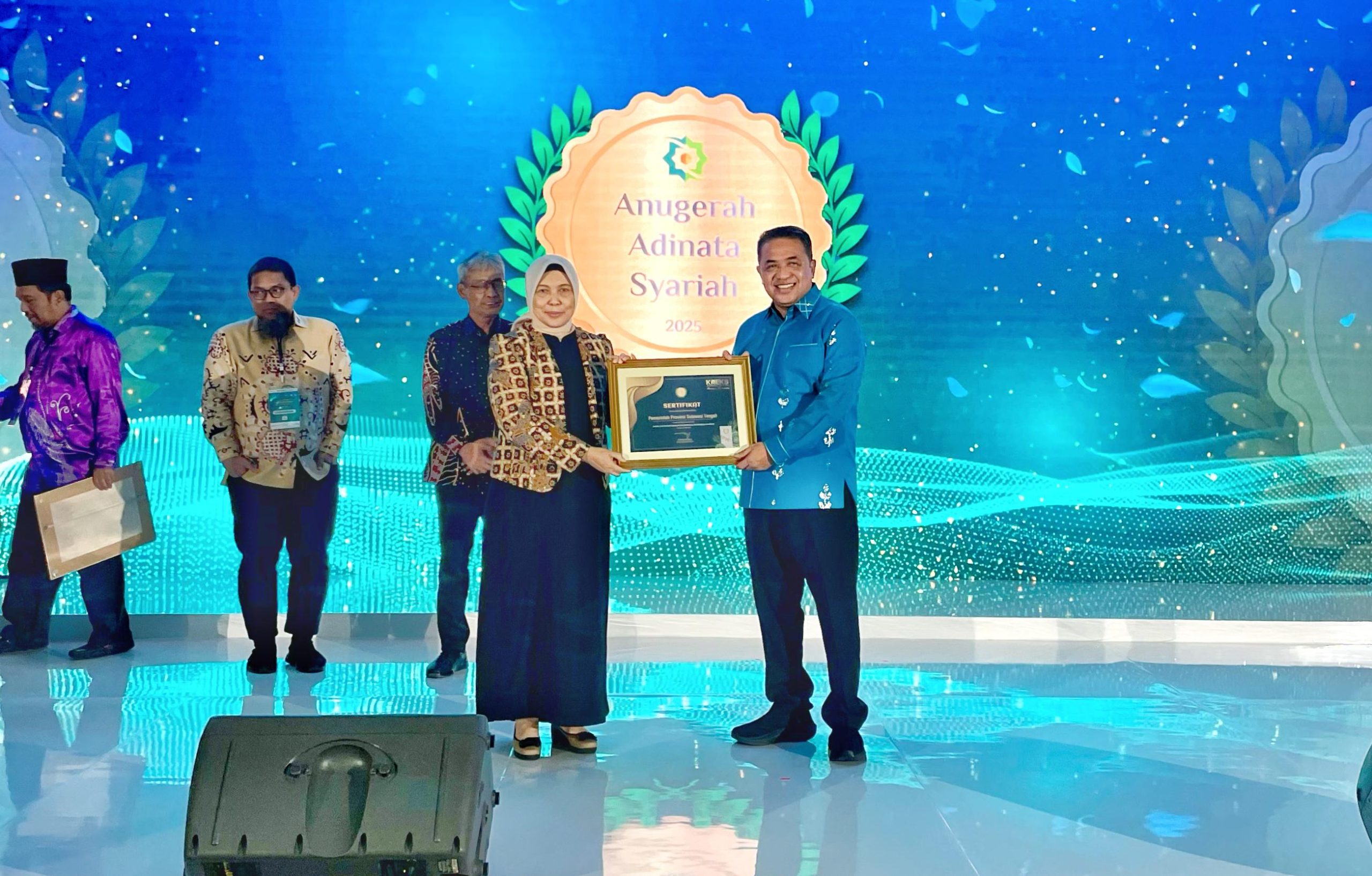 Gubernur Sulawesi Tengah diwakili Kepala Badan Kesatuan Bangsa dan Politik Drs. Arfan, M.Si, yang menerima penghargaan dari Direktur KNEKS di Sasono Mulyo Ballroom