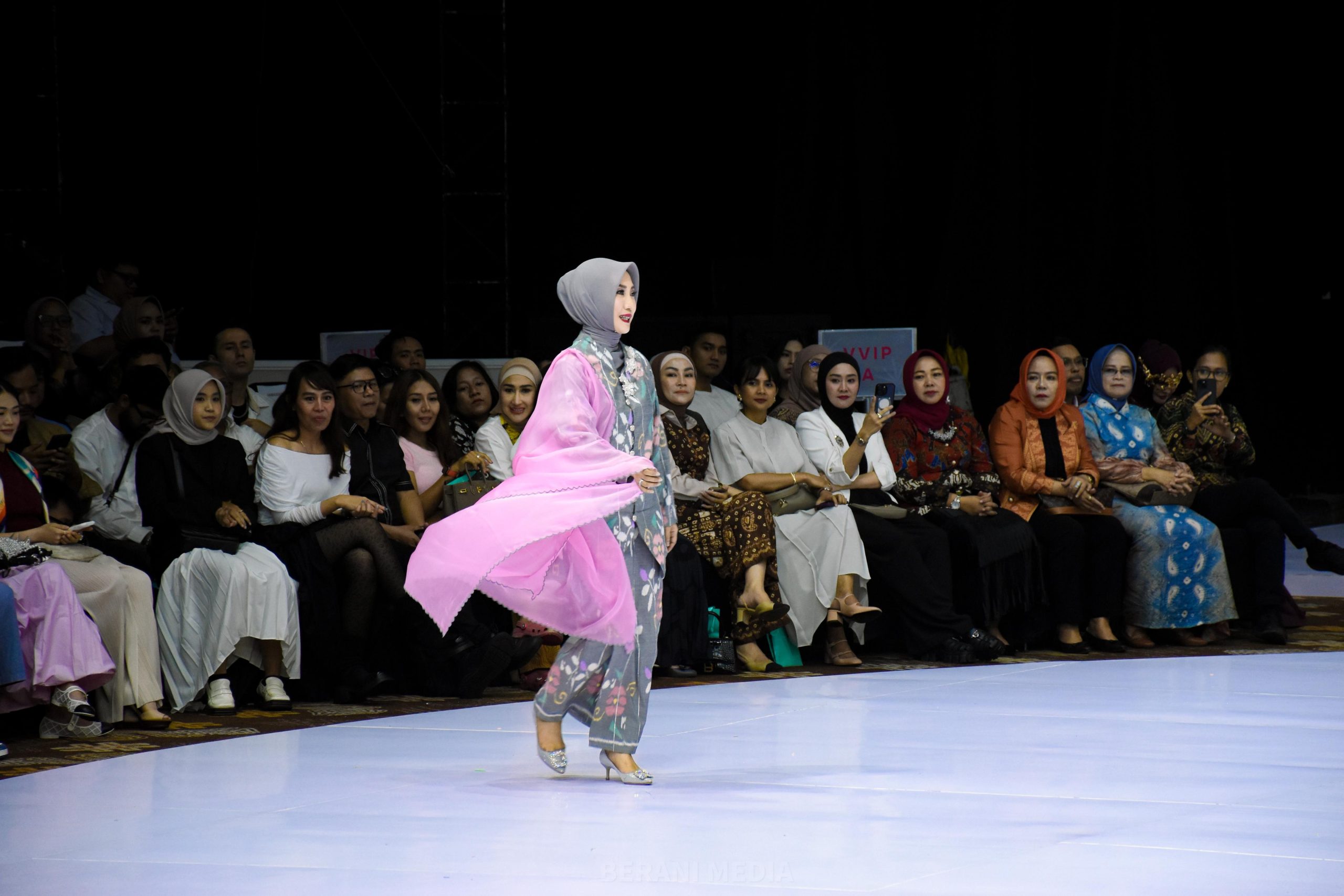Dekranasda Sulteng memperkenalkan Batik Bomba, kain tenun khas Donggala, dalam gelaran Rehearsal BTN Fashion Week Ronakultura di Jakarta, Sabtu (31/5/2025).
