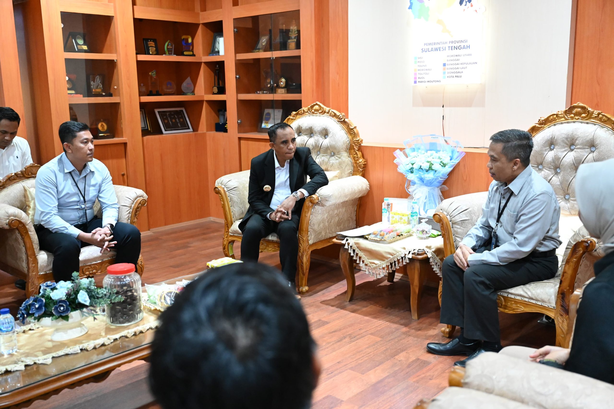 Gubernur Sulawesi Tengah Dr. H. Anwar Hafid, M.Si, menerima audiensi Kepala Cabang Bank Tabungan Negara (BTN) Palu, Sigit Sulistiyo, beserta jajaran di ruang kerjanya, Senin (2/6/2025).