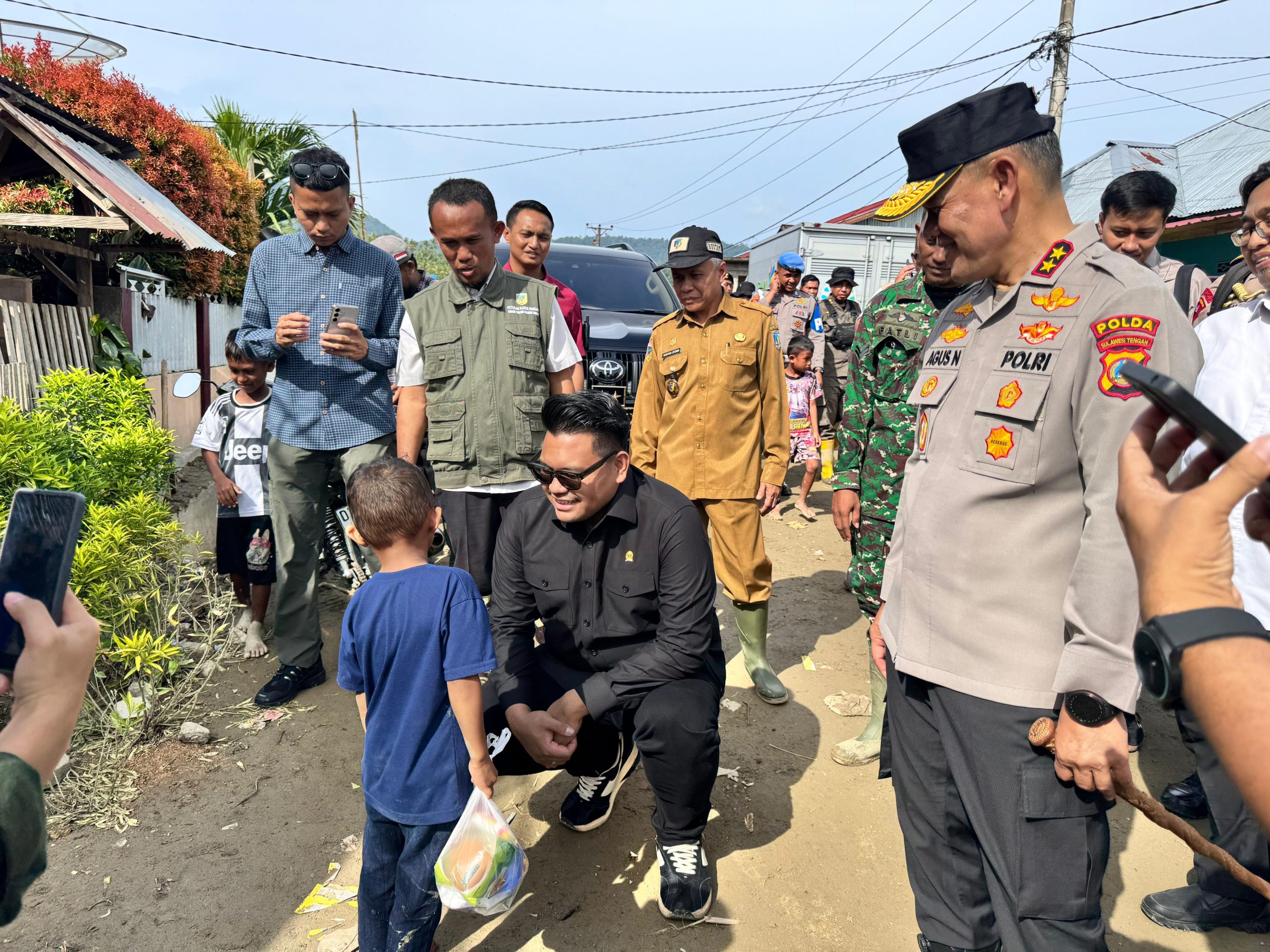 Wakil Ketua MPR RI, Abcabdra Muhammad Akbar Supratman, saat berbincang dengan salah seorang anak korban bencana banjir di Donggala.