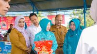 Sry Nirwanti meninjau langsung aktivitas belanja masyarakat yang memadati pasar murah