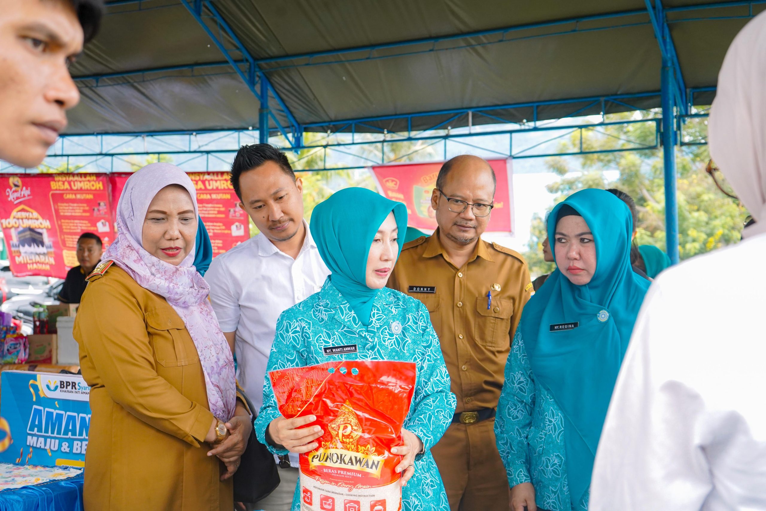 Sry Nirwanti meninjau langsung aktivitas belanja masyarakat yang memadati pasar murah