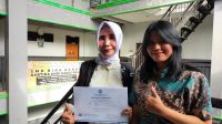 Kepsek SMK Bina Bakat Palu, Kartika Andi Masse (kiri) didampingi Guru SMK Bina Bakat Palu, Natasya.