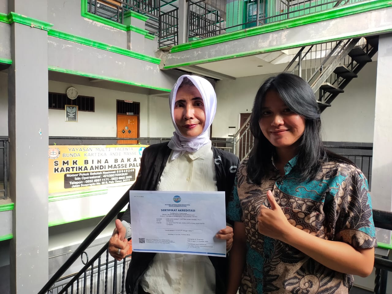Kepsek SMK Bina Bakat Palu, Kartika Andi Masse (kiri) didampingi Guru SMK Bina Bakat Palu, Natasya.