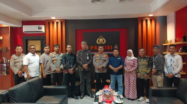 Kepala Komnas HAM Sulawesi Tengah Livand Breemer dan jajarannya melakukan Silahturahmi dengan Kapolresta Palu, Kombes Pol Deny Abrahams.