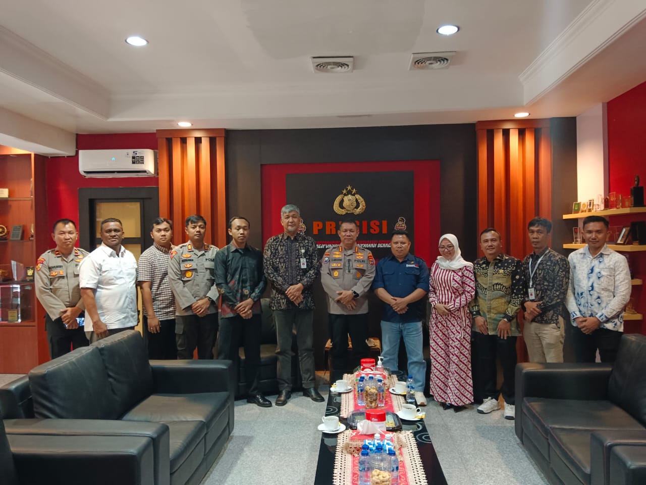 Kepala Komnas HAM Sulawesi Tengah Livand Breemer dan jajarannya melakukan Silahturahmi dengan Kapolresta Palu, Kombes Pol Deny Abrahams.