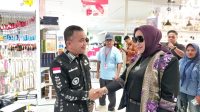 Owner Vinar Permata Catering Service Dr. Hj. Kartini Malarangan, S.H, M.H, (kanan), bertemu dengan Wali Kota Palu Hadianto Rasyid, disela-sela Grand Opening Living Plaza Palu, Kamis (5/6/2025) pagi.